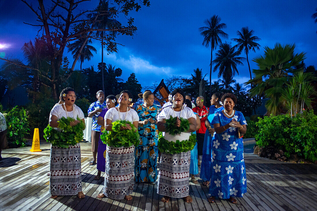Traditionelle fidschianische Tänze und Musik im Malolo Island Resort und Likuliku Resort, Mamanucas Inselgruppe Fidschi
