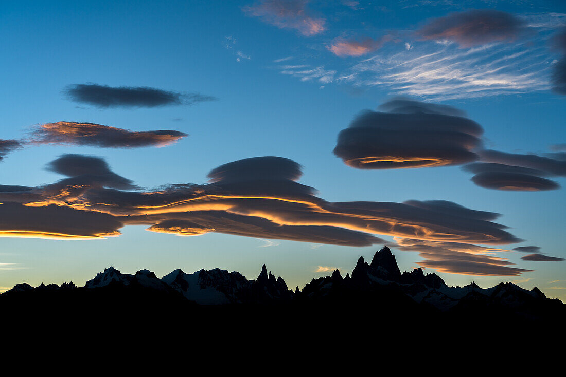 Farbenfrohe Linsenwolken über dem Fitz Roy-Massiv und dem Cerro Torre bei Sonnenuntergang im Los Glaciares-Nationalpark bei El Chalten, Argentinien. Ein UNESCO-Weltnaturerbe in der Region Patagonien in Südamerika.