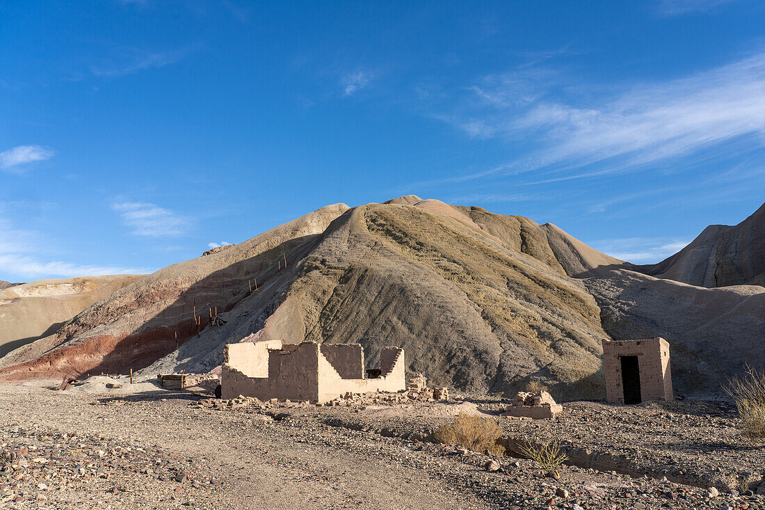 Überreste einer Silbermine aus den 1800er Jahren in der Gegend des Hügels der sieben Farben bei Calingasta, Argentinien.