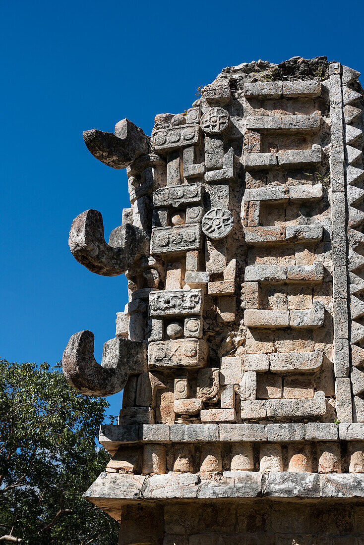 Der Palast in Gruppe 1 in den Ruinen der prähispanischen Maya-Stadt Xlapac, Yucatan, Mexiko.