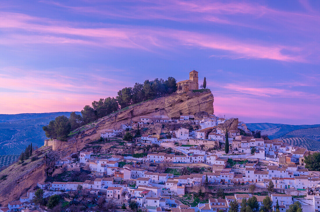 Das spanische Dorf Montefrio in der Abenddämmerung, Andalusien, Spanien, Europa