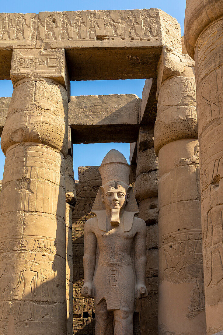 Statue von Ramses II, Luxor-Tempel, Luxor, Theben, UNESCO-Welterbe, Ägypten, Nordafrika, Afrika