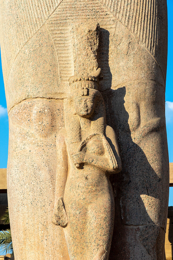 Statue der Tochter von Pharao Ramses II, Bintanath, Karnak-Tempel, Luxor, Theben, UNESCO-Welterbe, Ägypten, Nordafrika, Afrika
