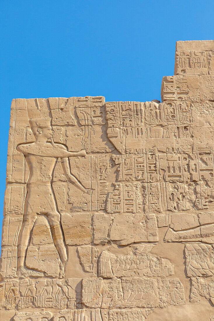 Steinmetzarbeiten und Hieroglyphen im Karnak-Tempel, Luxor, Theben, UNESCO-Welterbe, Ägypten, Nordafrika, Afrika