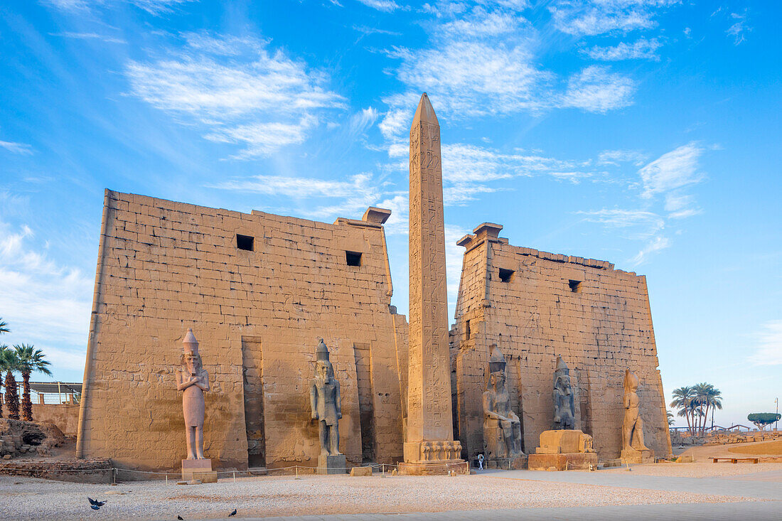 Der Pylon von Ramses II. mit dem östlichen Obelisken und den beiden Kolossen des auf seinem Thron sitzenden Königs, Luxor-Tempel, Luxor, Theben, UNESCO-Welterbe, Ägypten, Nordafrika, Afrika