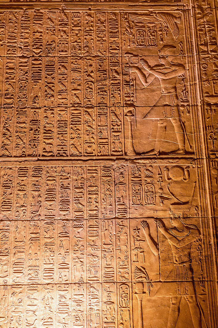 Steinmetzarbeiten und Hieroglyphen im Heiligtum des Isis-Tempels, Philae-Tempelkomplex, UNESCO-Welterbe, Insel Agilkia, Assuan, Ägypten, Nordafrika, Afrika