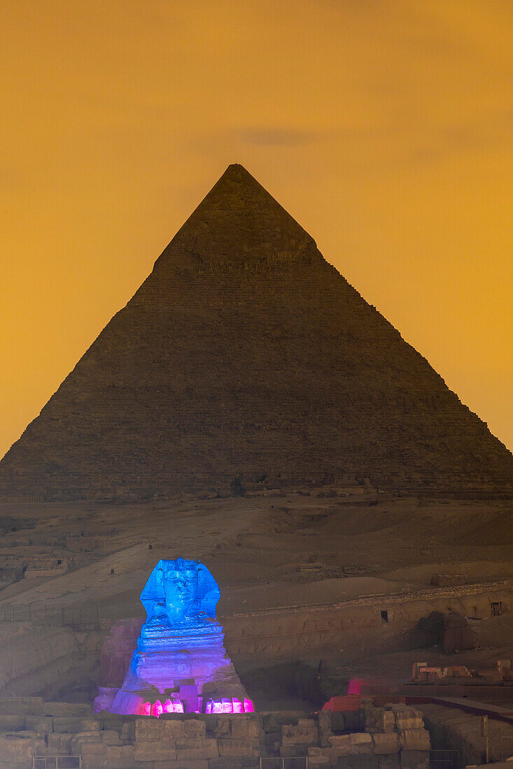 Die Große Sphinx von Gizeh und die Pyramide des Chephren beleuchtet, UNESCO-Welterbe, Gizeh, Ägypten, Nordafrika, Afrika