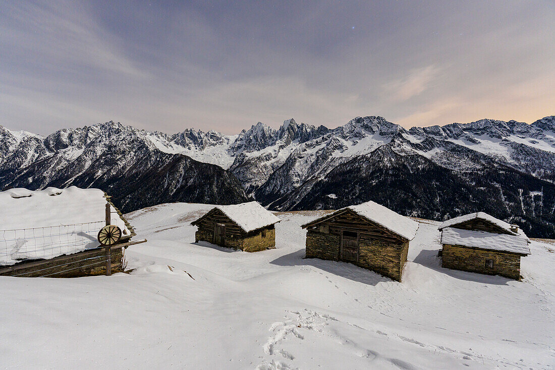 Berghütten mit Schnee bedeckt bei Nacht, Tombal, Soglio, Val Bregaglia, Kanton Graubünden, Schweiz, Europa