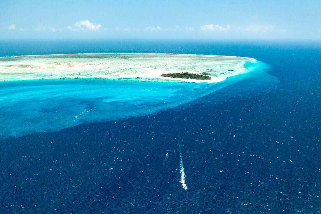 Luftaufnahme einer idyllischen tropischen Insel, umspült vom blauen Indischen Ozean, Sansibar, Tansania, Ostafrika, Afrika
