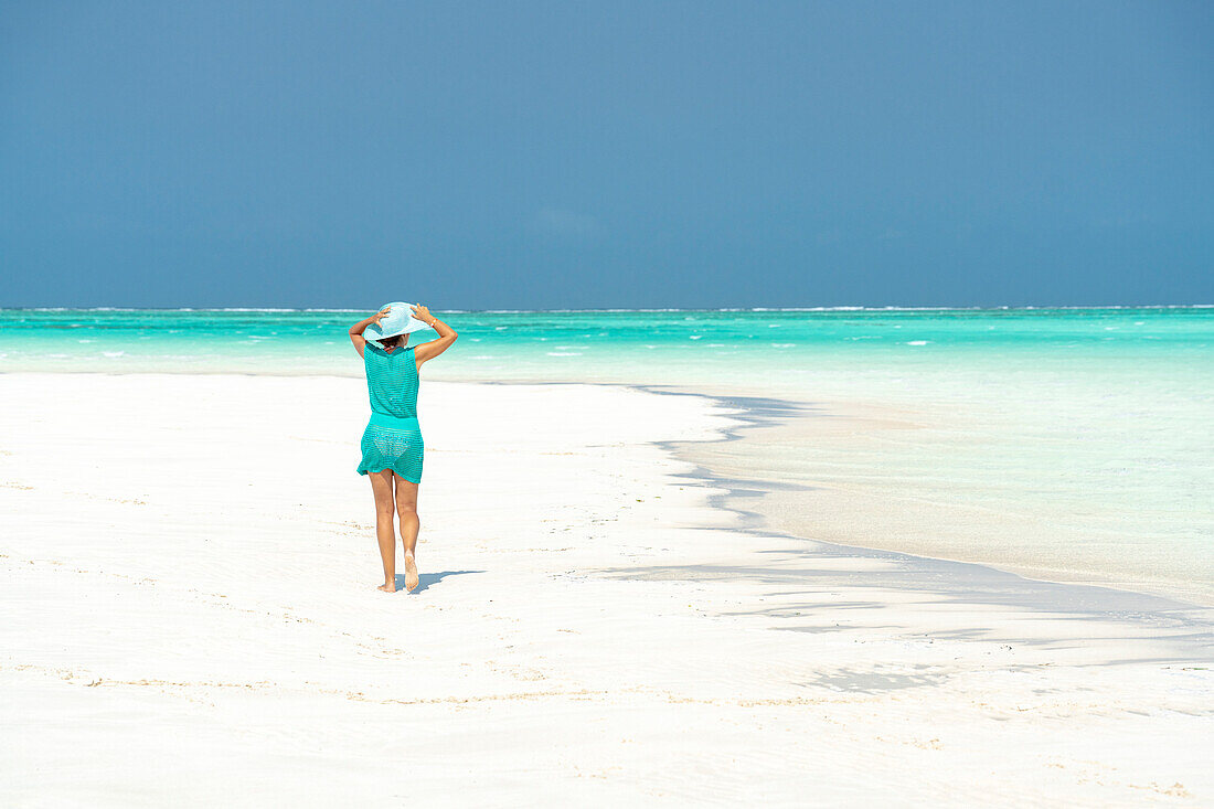 Frau spaziert am idyllischen, leeren Strand, Sansibar, Tansania, Ostafrika, Afrika