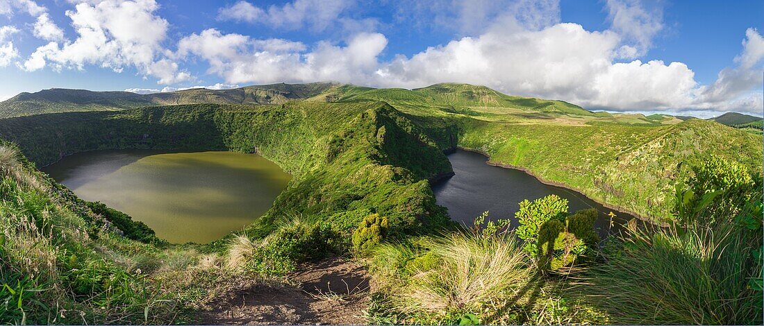 Panorama vom Miradouro über Caldeira Negra und Lagoa Comprida, zwei Seen vulkanischen Ursprungs auf der Insel Flores, Azoren, Portugal, Atlantischer Ozean, Europa