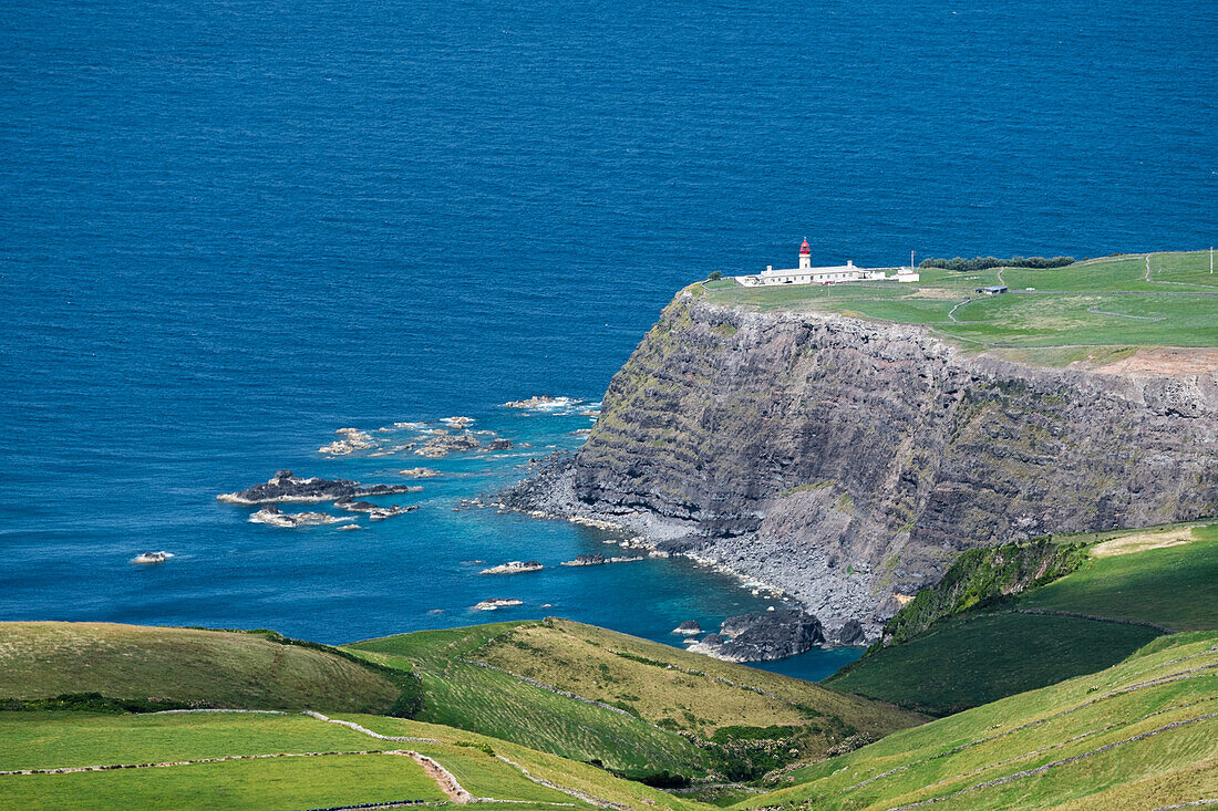 Farol de Albarnaz von der Spitze einer Klippe, Insel Flores, Azoren, Portugal, Atlantischer Ozean, Europa