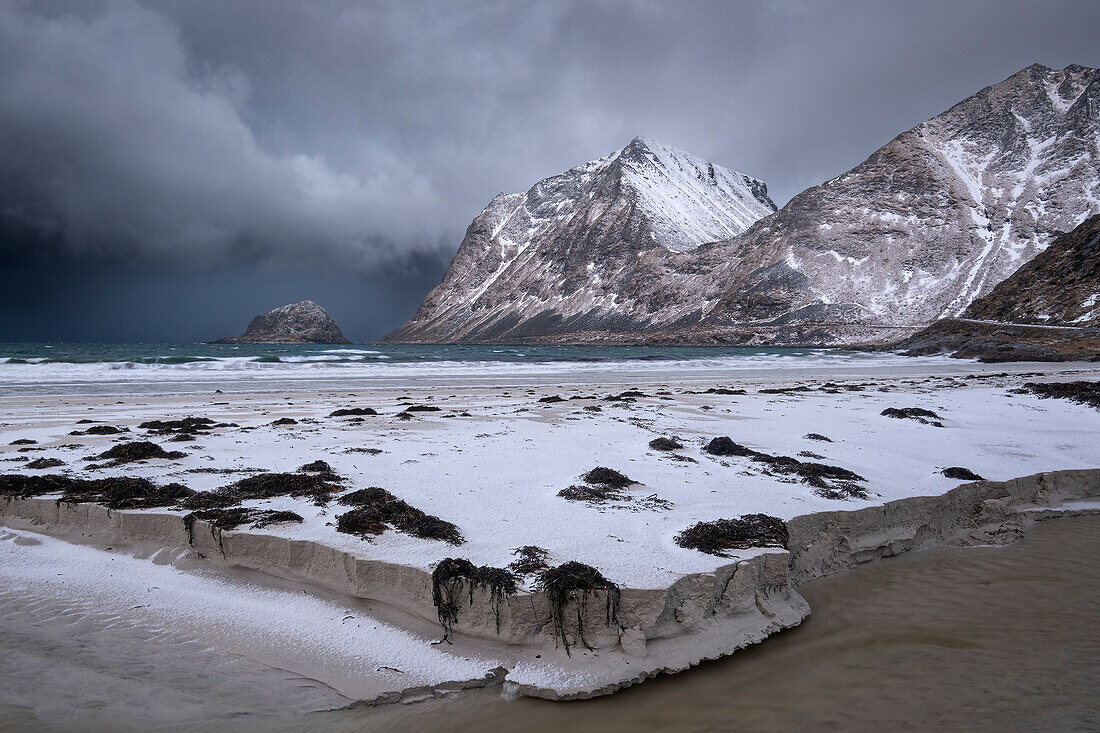 Hauklandstranda Strand und die vorgelagerte Insel Taa im Winter, Vestvagoya Insel, Lofoten Inseln, Norwegen, Skandinavien, Europa