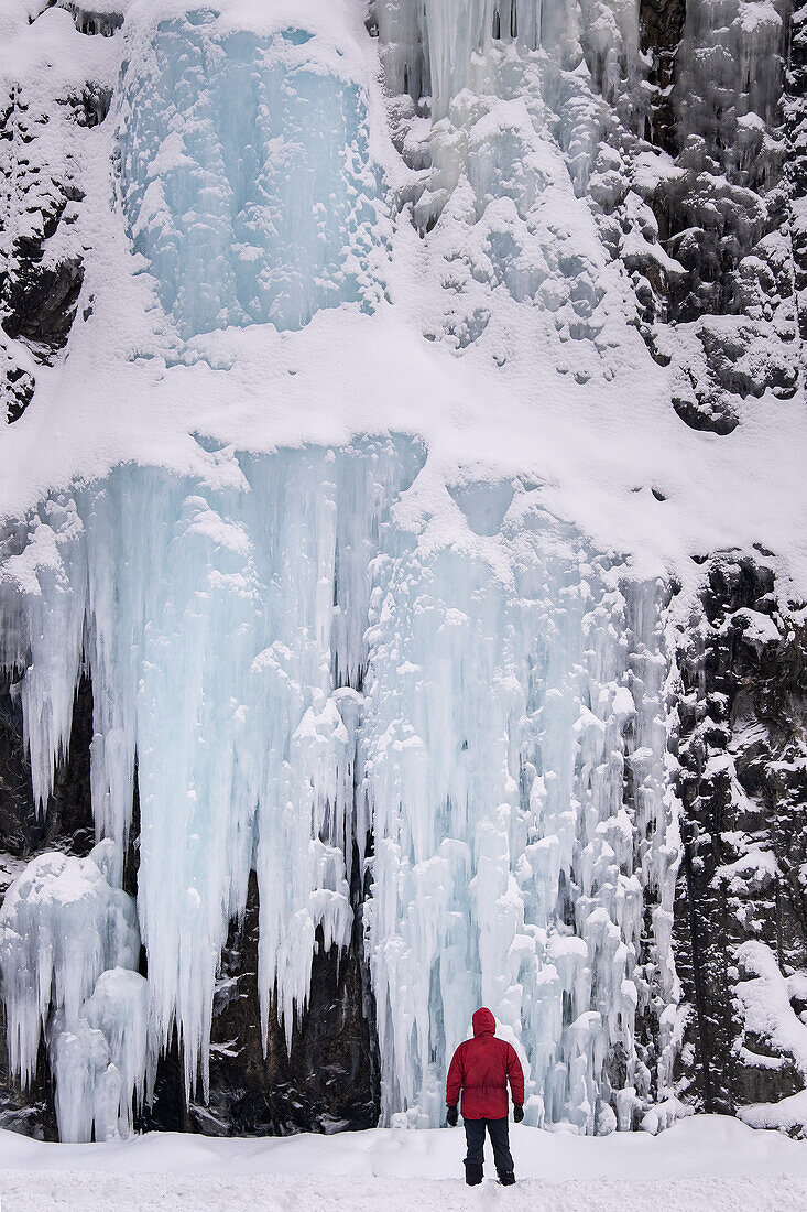 Riesige Eiszapfen neben der Autobahn E8 bei Laksvatn, Region Troms, Norwegen, Skandinavien, Europa