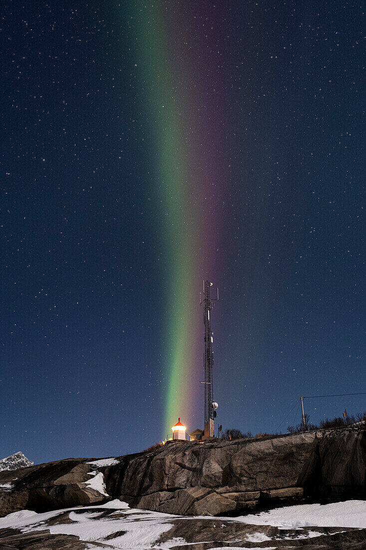 Vertikale mehrfarbige Streifen der Aurora Borealis (Nordlicht) über dem Tungeneset Leuchtturm, Tungeneset, Senja, Provinz Troms og Finnmark, Norwegen, Skandinavien, Europa