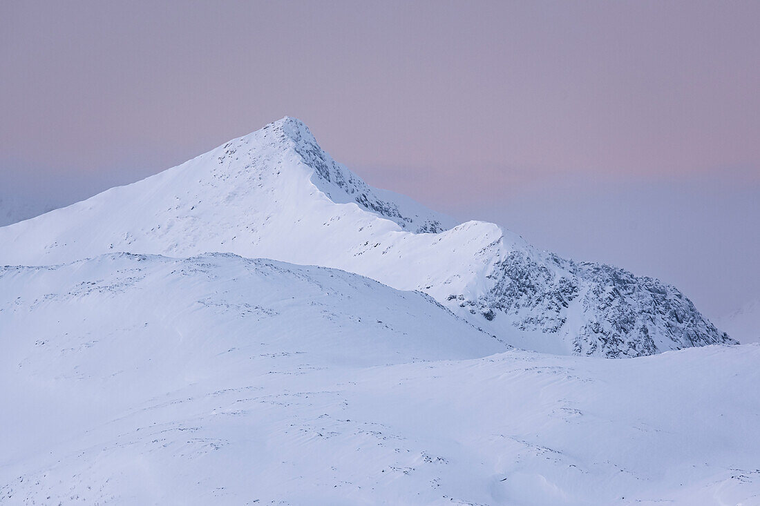 Skredfloget Berggipfel in der Abenddämmerung im Winter, Senja, Troms og Finnmark Bezirk, Norwegen, Skandinavien, Europa