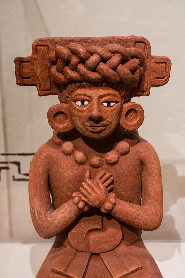 Eine moderne Darstellung der zapotekischen Keramik des Künstlers Lalo Martinez, die die zapotekischen Fruchtbarkeitsgöttinnen darstellt. Standort Museum von Monte Alban.