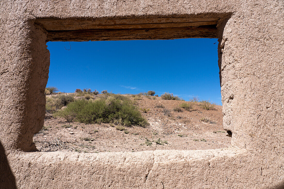 Architektonisches Detail einer verlassenen Lehmziegel-Hacienda in der Nähe von Calingasta, Provinz San Juan, Argentinien.