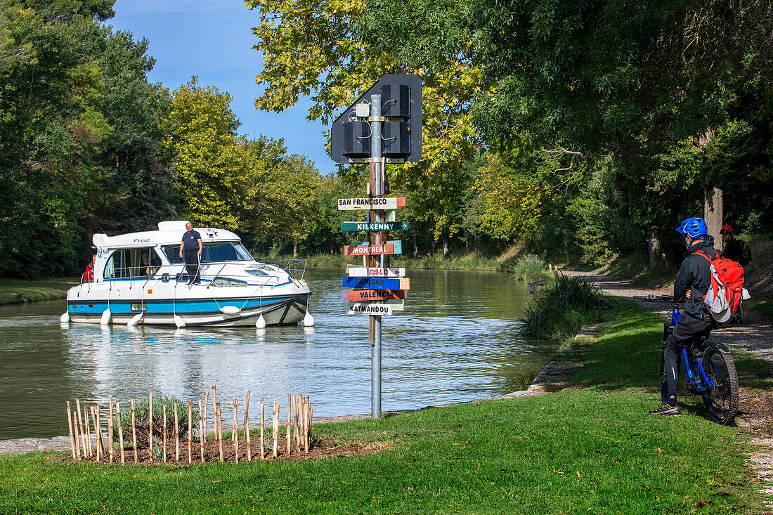 Der Canal du Midi, in der Nähe von Carcassonne, französisches Departement Aude, Region Occitanie, Languedoc-Rousillon Frankreich. Boote, die auf dem von Bäumen gesäumten Kanal vertäut sind. Die Schleuse von Herminis oder Herminis ecluse.