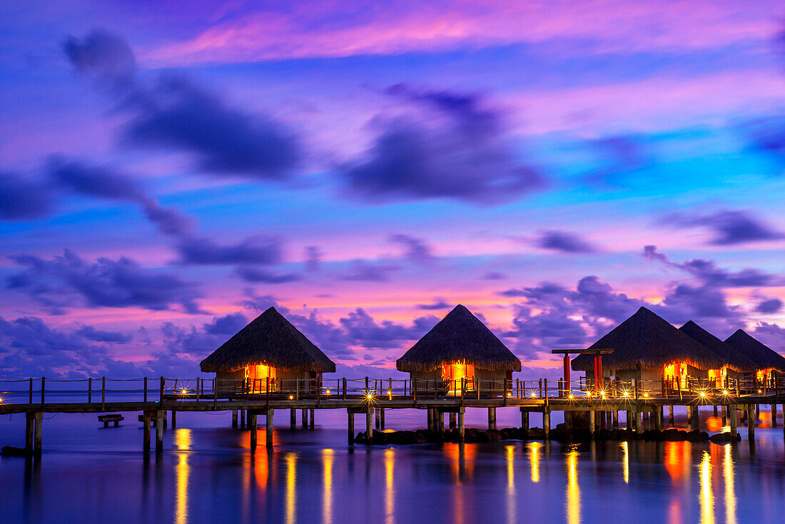 Sonnenuntergang im Le Meridien Hotel auf der Insel Tahiti, Französisch-Polynesien, Tahiti Nui, Gesellschaftsinseln, Französisch-Polynesien, Südpazifik.