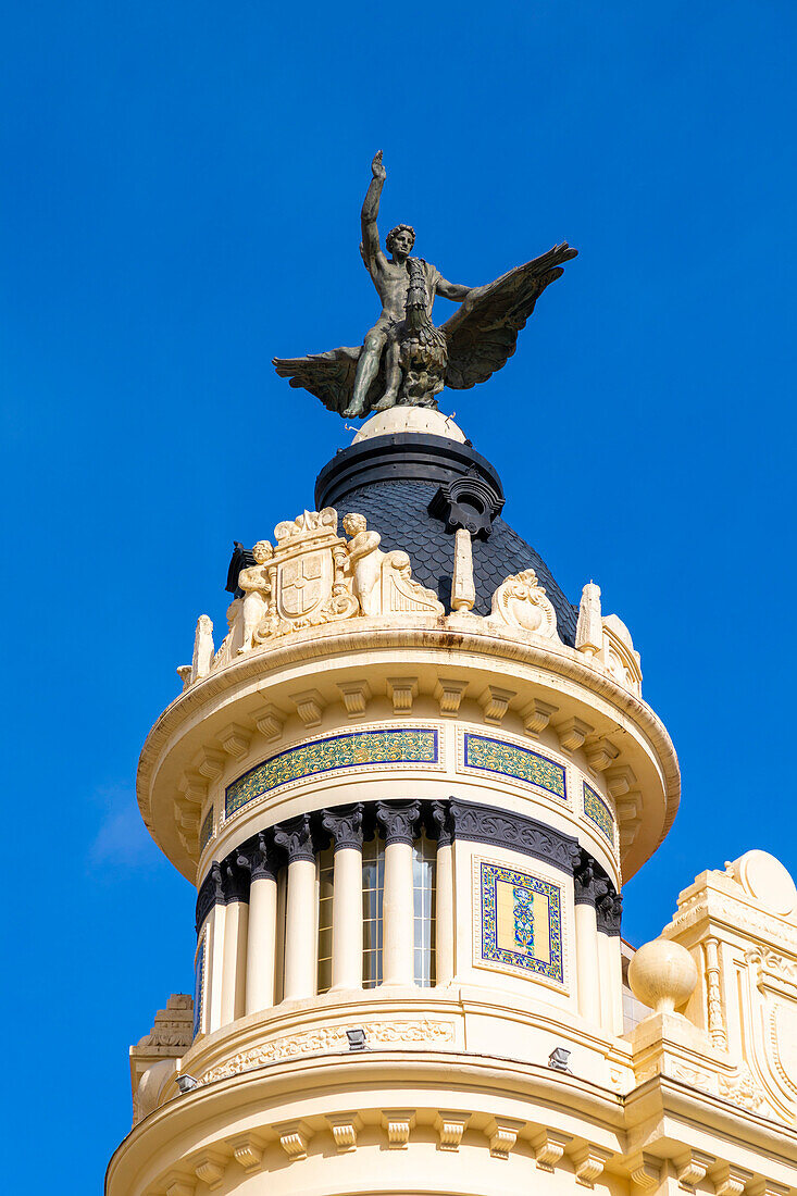 Statue eines Mannes auf einem Phönix auf dem Gebäude Union y el Fenix an der Plaza de las Tendillas des Architekten Benjamin Gutierrez Prieto, Córdoba, Andalusien, Spanien, Europa