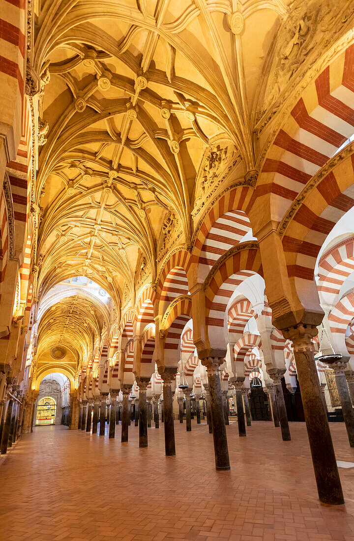 Innenraum der Moschee (Mezquita) und der Kathedrale von Cordoba, UNESCO-Weltkulturerbe, Cordoba, Andalusien, Spanien, Europa