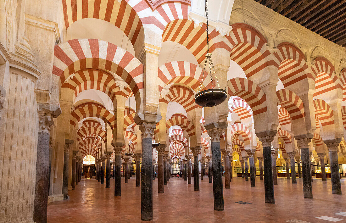 Innenraum der Moschee (Mezquita) und der Kathedrale von Córdoba, UNESCO-Welterbestätte, Córdoba, Andalusien, Spanien, Europa
