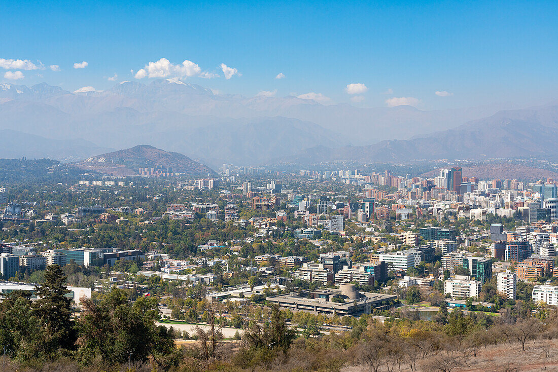 Die Stadtteile Vitacura und Jardin del Este vom Hügel San Cristobal (Metropolitan Park) aus gesehen, mit den Anden im Hintergrund, Metropolregion Santiago, Chile, Südamerika