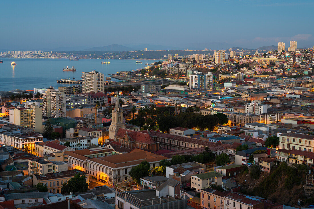 Kirche De Los Sagrados Corazones in der Dämmerung, Valparaíso, Provinz Valparaíso, Region Valparaíso, Chile, Südamerika