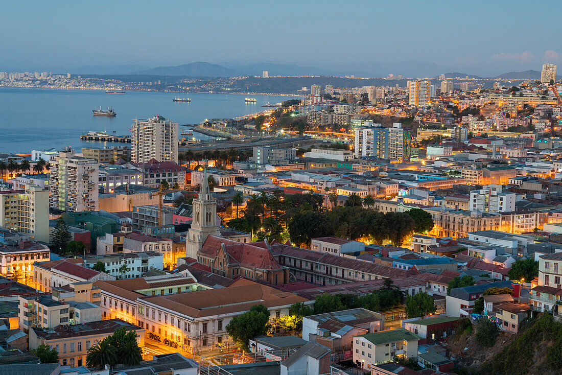 Kirche De Los Sagrados Corazones in der Dämmerung, Valparaíso, Provinz Valparaíso, Region Valparaíso, Chile, Südamerika