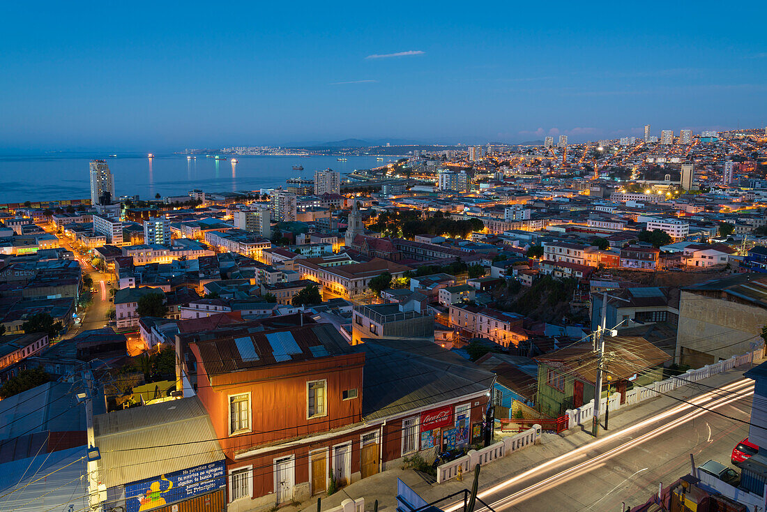 Stadtzentrum von Valparaiso in der Dämmerung, Provinz Valparaiso, Region Valparaiso, Chile, Südamerika