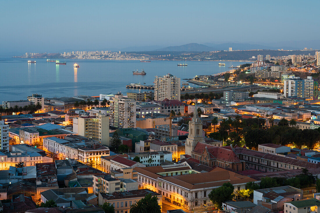 Kirche De Los Sagrados Corazones in der Abenddämmerung, Valparaiso, Provinz Valparaiso, Region Valparaiso, Chile, Südamerika