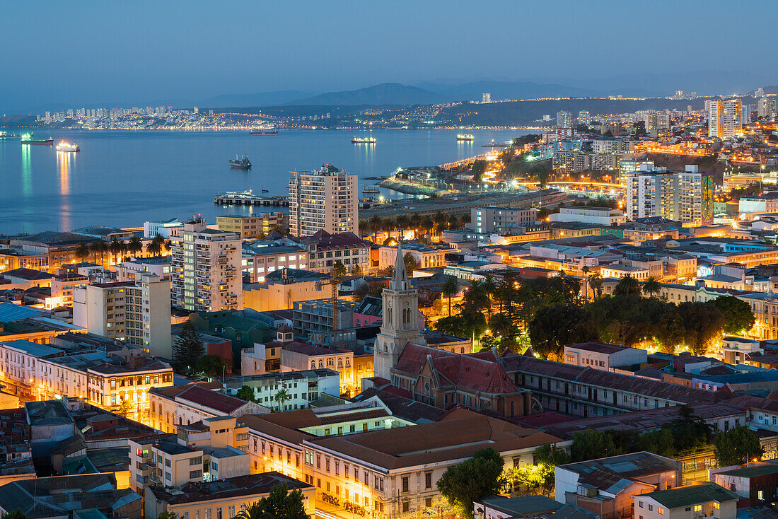 Kirche De Los Sagrados Corazones in der Dämmerung, Valparaíso, Provinz Valparaíso, Region Valparaíso, Chile, Südamerika