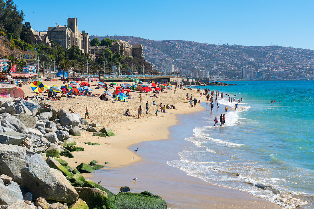 Strand Caleta Portales und Technische Universität Federico Santa Maria im Hintergrund, Valparaiso, Provinz Valparaiso, Region Valparaiso, Chile, Südamerika