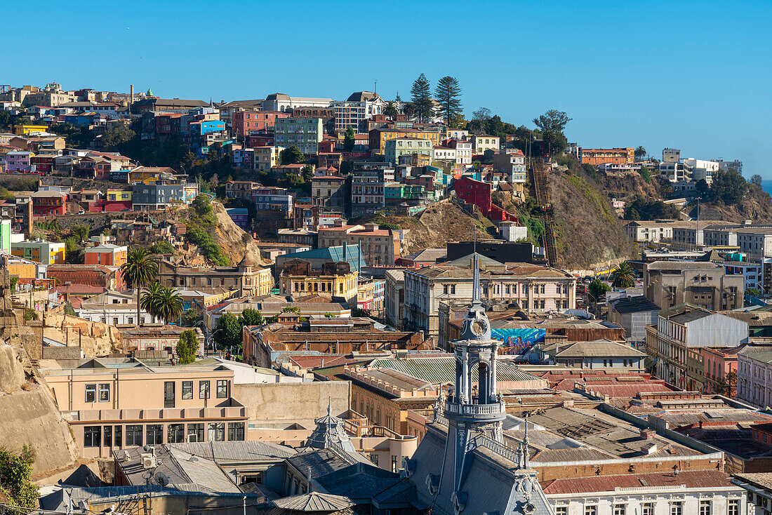 Blick auf Valparaiso und den Turm des Armada-Gebäudes vom Paseo Yugoslavo, Valparaiso, Provinz Valparaiso, Region Valparaiso, Chile, Südamerika