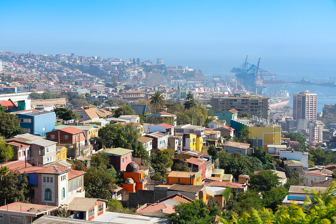 Bunte Häuser von Valparaiso mit Hafen im Hintergrund, Valparaiso, Provinz Valparaiso, Region Valparaiso, Chile, Südamerika