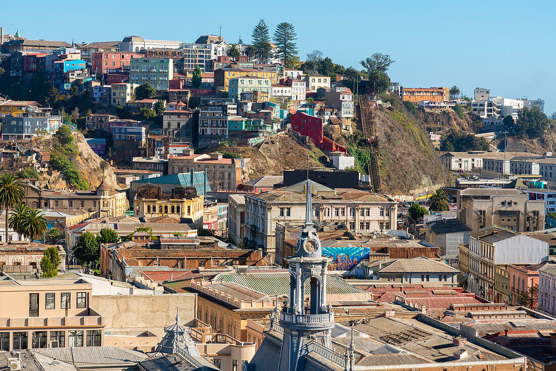 Blick auf Valparaiso und den Turm des Armada-Gebäudes vom Paseo Yugoslavo, Valparaiso, Provinz Valparaiso, Region Valparaiso, Chile, Südamerika