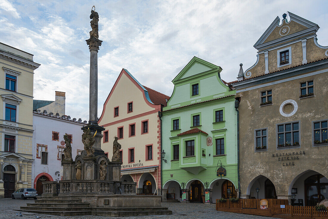 Brunnen und Pestsäule mit traditionellen Häusern mit Giebeln im Hintergrund, Namesti Svornosti Platz im historischen Zentrum, UNESCO-Welterbe, Cesky Krumlov, Tschechische Republik (Tschechien), Europa