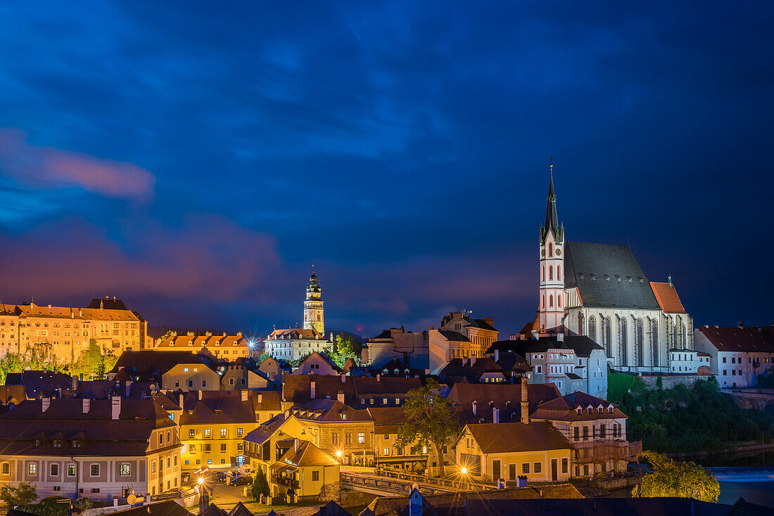 Blick auf das historische Zentrum von Cesky Krumlov, dominiert von der St.-Veits-Kirche in der Dämmerung, UNESCO-Welterbe, Cesky Krumlov, Südböhmische Region, Tschechische Republik (Tschechien), Europa