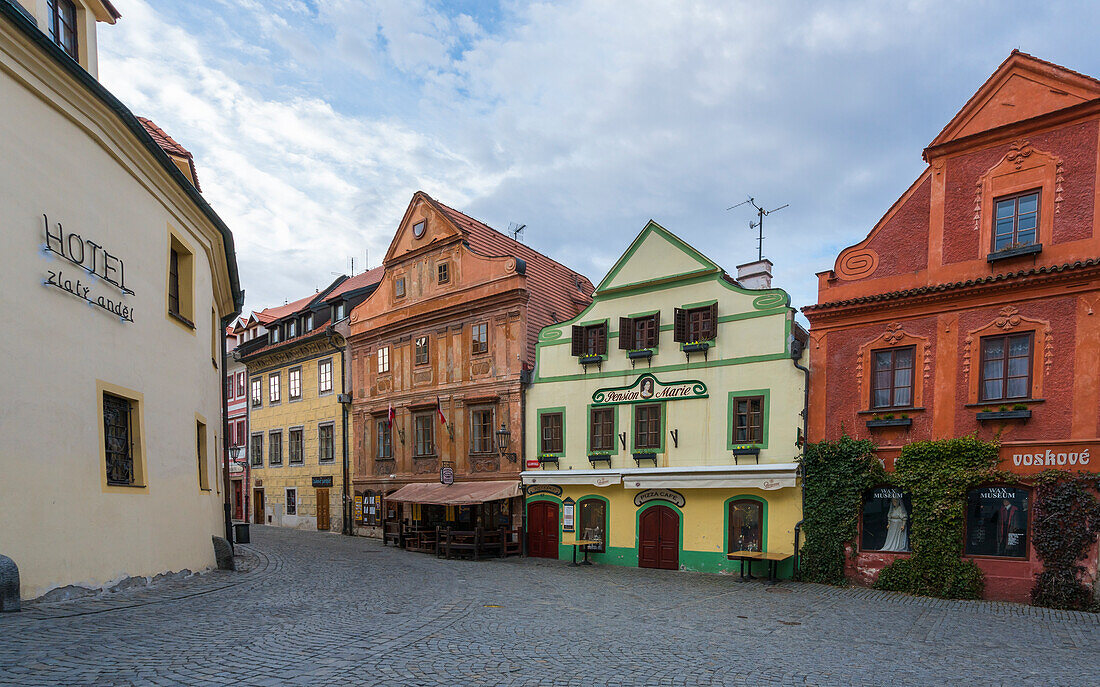 Häuser mit bunten Fassaden in der Kajovska-Straße, UNESCO-Welterbe, Cesky Krumlov, Tschechische Republik (Tschechien), Europa