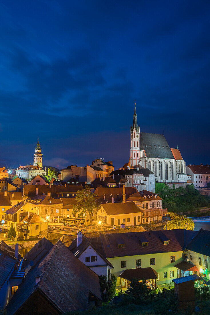 Blick auf das historische Zentrum von Cesky Krumlov, dominiert von der Veitskirche in der Dämmerung, UNESCO-Welterbe, Cesky Krumlov, Südböhmische Region, Tschechische Republik (Tschechien), Europa