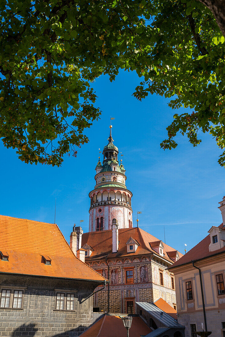 Turm der Staatsburg und des Schlosses Cesky Krumlov und blauer Himmel, UNESCO-Welterbe, Cesky Krumlov, Südböhmische Region, Tschechische Republik (Tschechien), Europa