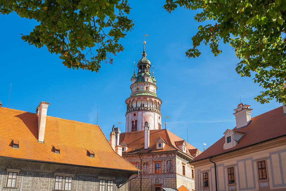 Turm der Staatsburg und des Schlosses Cesky Krumlov inmitten des blauen Himmels, UNESCO-Weltkulturerbe, Cesky Krumlov, Südböhmische Region, Tschechische Republik (Tschechien), Europa