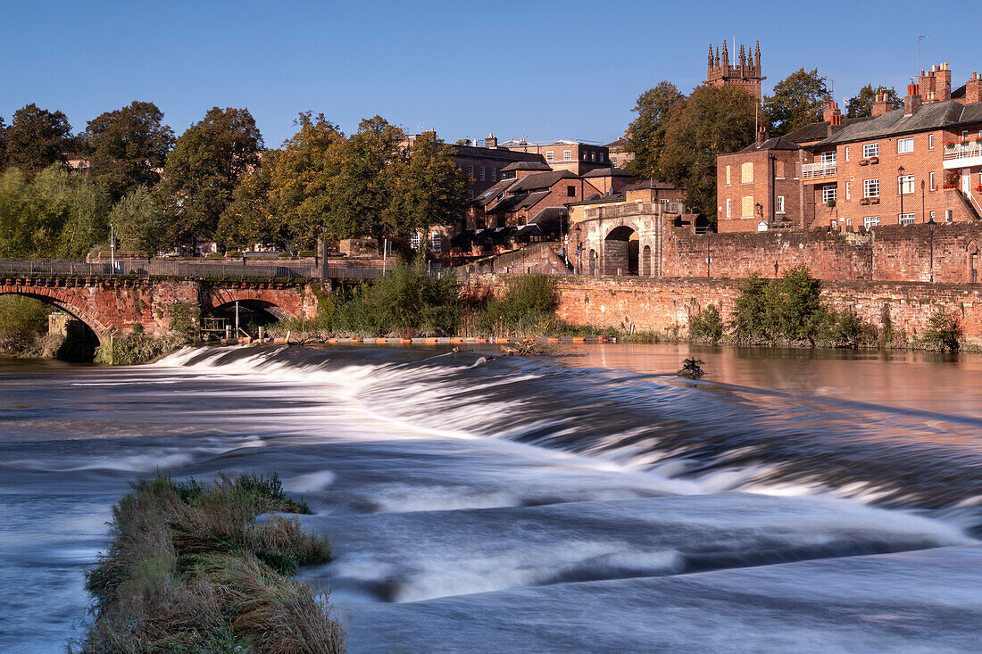 Chester Weir am Fluss Dee unterhalb des Bridgegate im Herbst, Chester, Cheshire, England, Vereinigtes Königreich, Europa