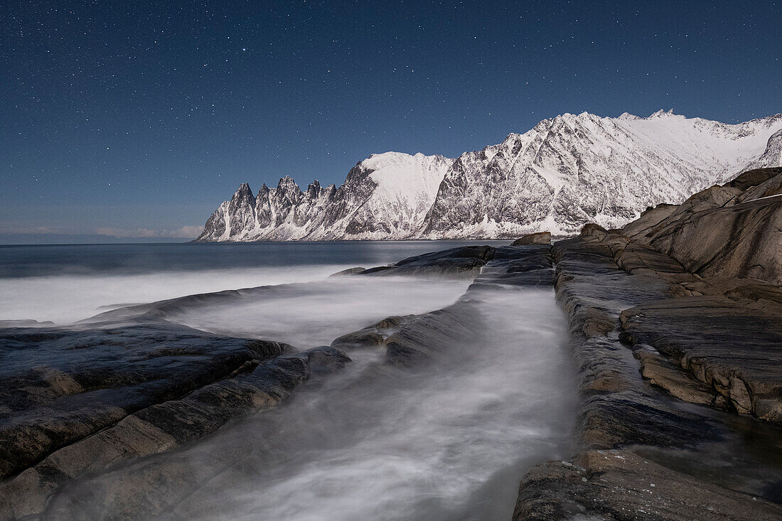 Nachthimmel über den Teufelszähnen (Okshornan), Tungeneset, Senja, Provinz Troms og Finnmark, Norwegen, Skandinavien, Europa