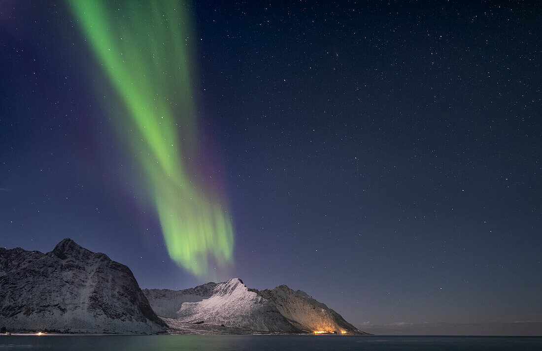 Die Aurora Borealis (Nordlichter) über dem Steinfjord und dem Berg Skinnarmen, Senja, Provinz Troms og Finnmark, Norwegen, Skandinavien, Europa