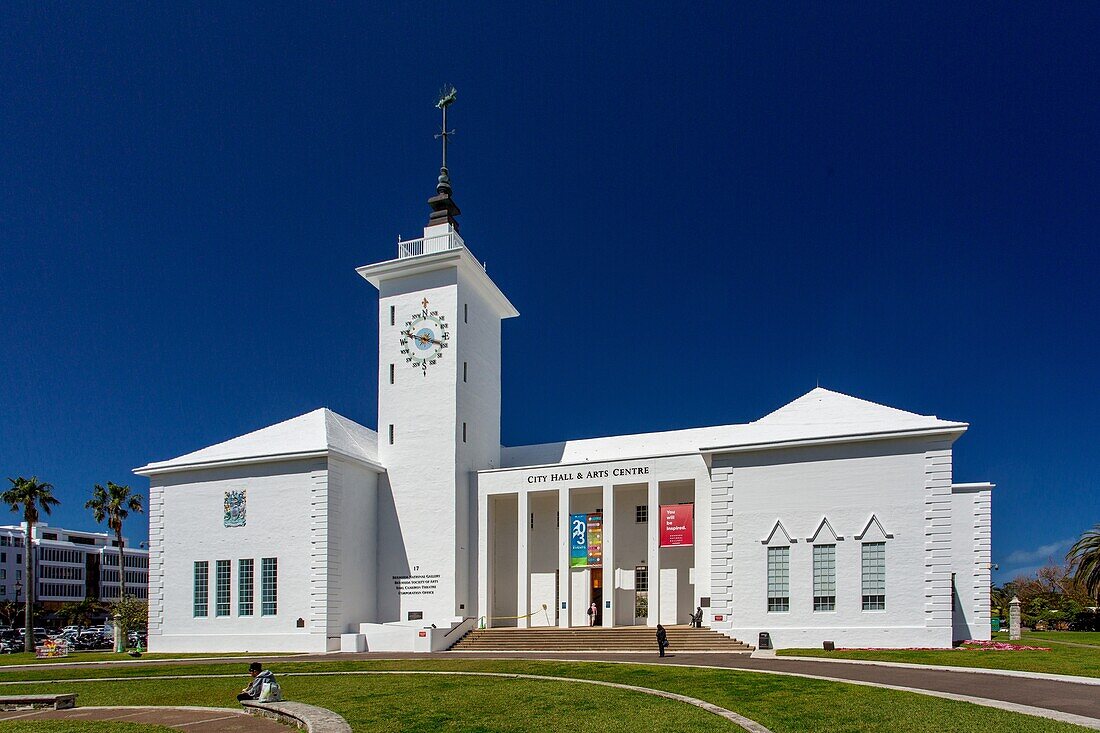 City Hall and Arts Centre, entworfen von dem örtlichen Architekten William Onions, erbaut 1960, beherbergt die Verwaltungsbüros der City Corporation, ein Theater, die Nationalgalerie von Bermuda und die Galerie der Society of Arts, Hamilton, Bermuda, Atlantik, Nordamerika