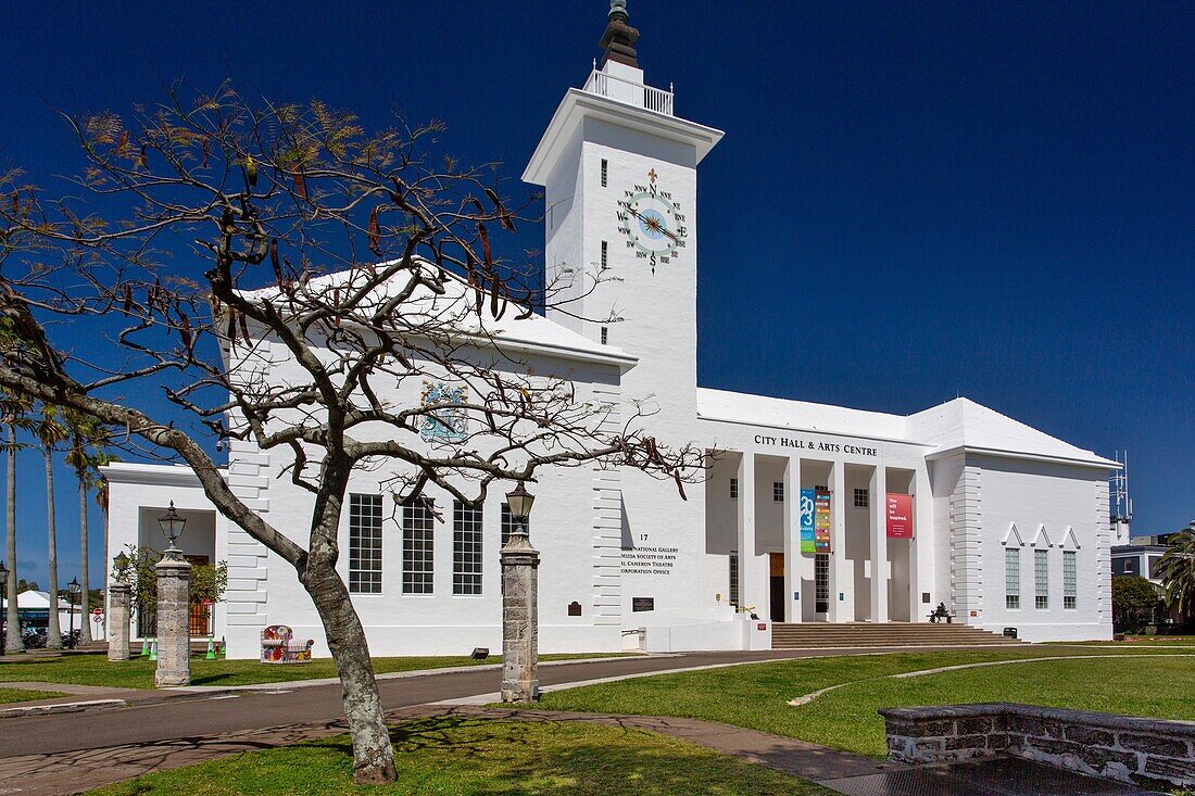 City Hall and Arts Centre, entworfen von dem örtlichen Architekten William Onions, erbaut 1960, beherbergt die Verwaltungsbüros der City Corporation, ein Theater, die Nationalgalerie von Bermuda und die Society of Arts Gallery, Hamilton, Bermuda, Atlantik, Nordamerika