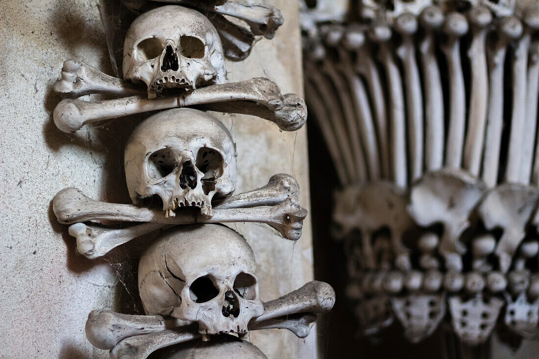 Dekoration aus menschlichen Schädeln und Knochen, Innenraum des Beinhauses von Sedlec, UNESCO-Welterbe, Kutna Hora, Tschechische Republik (Tschechien), Europa