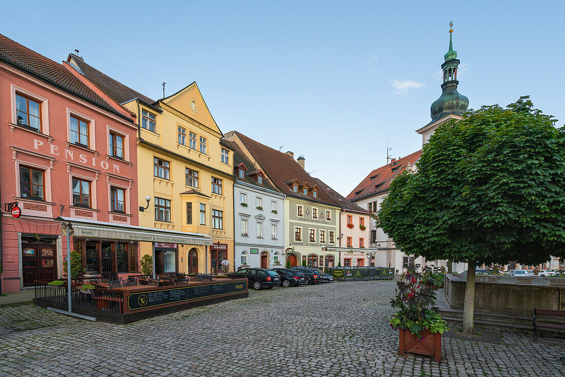 Häuser und Rathaus am Marktplatz (T.G. Masaryk-Platz), Loket, Tschechische Republik (Tschechien), Europa